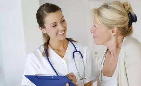 刘亦菲现身阿布扎F1赛车现场穿一身名牌 妆容精致颈纹很明显 刘亦菲现身阿布扎F1赛车现场穿一身名牌 妆容精致颈纹很明显