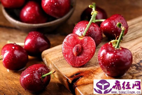 月经血都是血块月经血都是血块还发黑是怎么回事 月经血都是血块月经血都是血块还发黑是怎么回事